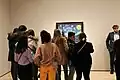 Visitantes contemplando La noche estrellada de Van Gogh en el MOMA de Nueva York.