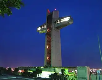 La Cruceta del Vigía alberga un centro turístico en su base, una torre vertical de diez pisos, y un puente aéreo horizontal que tiene vistas panorámicas de la ciudad de Ponce y el mar Caribe