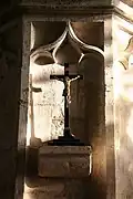 Crucifijo sobre una ménsula en la iglesia