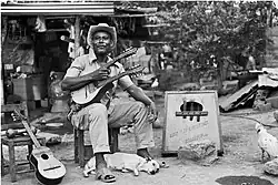 Foto en blanco y negro de Cruz Quinal "El rey del bandolín morocho".