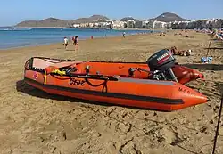 Lancha de la Cruz Roja Española en la playa de Las Canteras, en Las Palmas.