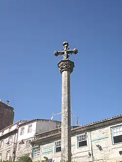 Crucero (picota), entre la Iglesia de la Misericordia y las murallas de la ciudad medieval.