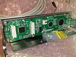 Crystalfontz CFA-635, una LCD de bahía de 5.25 pulgadas (vista posterior)