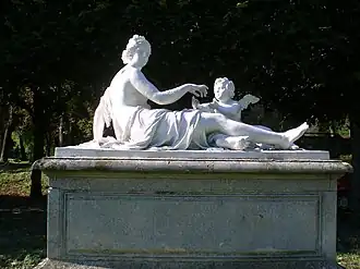 Ninfa frente al invernadero.