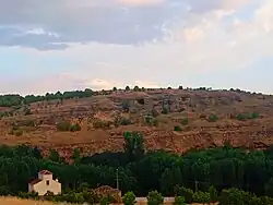 Vista de la Cueva de la Tarascona (en el centro)