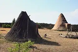 Réplica de un poblado de comienzos de la Edad del Bronce en el centro de interpretación adyacente