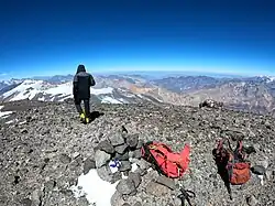 En la cumbre se encuentra un hito realizado por los montañistas.