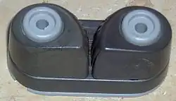 Mordaza: la cuerda pasa entre dos levas que resisten un tirón en dirección opuesta a la cámara.