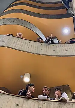 Vista de escalera central a color