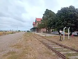 La estación sin sus desvíos que fueron suprimidos y su apartadero para abrir una calle.