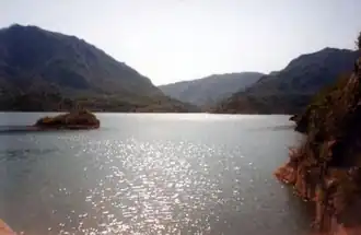 Lago artificial de Olta.