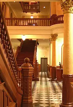 Vista del primer piso, mostrando diseño corintio en columna.