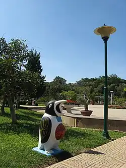 Papelera en forma de pingüino