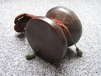 Damaru tibetano; antiguamente eran construidos con dos cráneos humanos recortados.