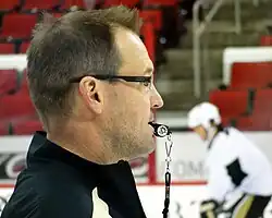 Silbato usado por un entrenador de hockey