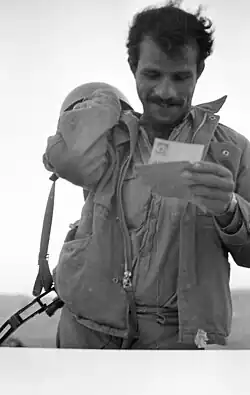 Soldado israeli recibe correspondencia 1969