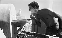 Soldado israelí aplicándose crema para afeitar, 1969