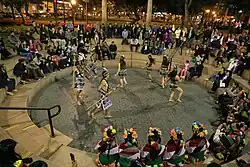 Evento artístico folklórico en el Anfiteatro Chabuca Granda en el Parque Central de Miraflores, lugar en el distrito limeño de Miraflores donde se suceden espectáculos musicales y culturales diversos.[84]​