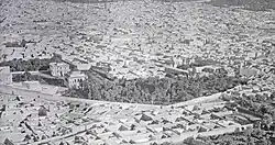 Los terrenos de Dar el Bacha a principios de la década de 1930: la estructura principal del palacio está fuera del encuadre a la izquierda, pero los grandes jardines y sus pabellones son visibles (mitad del encuadre).