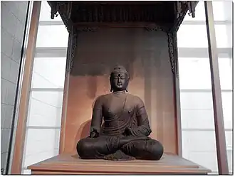 Buda sentado, de principios del siglo&nbsp;X. Hierro fundido, altura 150 cm. Museo Nacional de Corea.