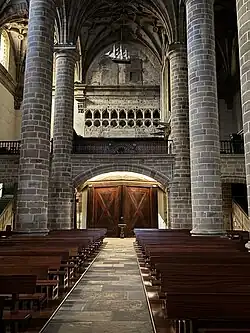 Vista de la nave central, coro, exvoto y triforio.