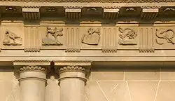 Parte del friso neoclásico de The Circus (Bath) de 1754 diseñado por John Wood el Viejo, alternando triglifos y emblemas decorativos (metopas).