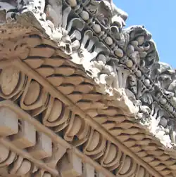 Cornisa romana de orden jónico, del palacio imperial en el monte Palatino, en Roma.