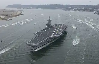 Marineros a bordo del USS Ronald Reagan (CVN-76) formados en la cubierta a la llegada de éste a su nuevo puerto base en San Diego, California, el 23 de julio de 2004.