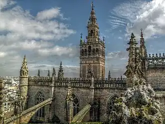 La catedral de Sevilla, construida en estilo gótico sobre la mezquita mayor, y cuya torre (la Giralda) es el antiguo alminar almohade.