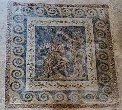 Una figura vestida de seda danzando al son de un flautista.