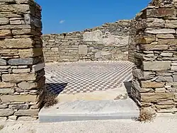 Suelo de mosaico con motivos de cubos geométricos en las ruinas de una casa.