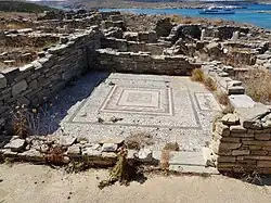 Los restos de una vivienda con un suelo de mosaico.