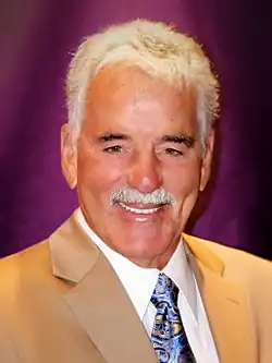 Dennis Farina, narrador hasta 2013