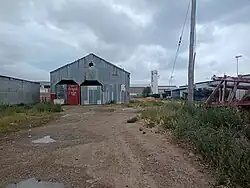 Galpón de locomotoras ocupado por particulares. Está en perfecto estado, pero sin vías y rodeado de instalaciones pesqueras privadas.