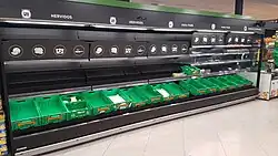 Baldas vacías de un supermercado de Cartagena debido a las compras masivas por el confinamiento