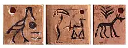 Diseños en algunas de las etiquetas o fichas de Abydos , Egipto , con fecha de carbono hacia 3400-3200 a.&nbsp;C.[14]​[43]​ Son prácticamente idénticos a las etiquetas de arcilla contemporáneas de Uruk , Mesopotamia.[45]​