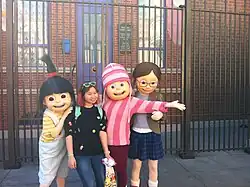 Cosplayers de las tres niñas adoptivas de Gru: Agnes (izquierda), Edith (medio) y Margo (derecha)