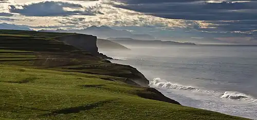 Desvío en el Pueblo de Toñanes por sus acantilados para llegar a Cobreces