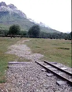 Desvío para maniobras con rastros tras de sí de una antigua traza que utilizó el ferrocarril del presidio.