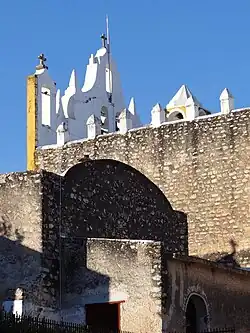 El convento fue construido con piedras de pirámide.