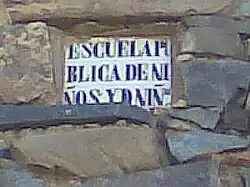 Escuela: Placa informativa.