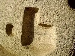 Detalle de su Tótem y firma