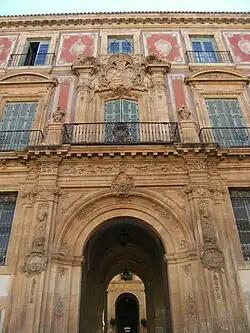 Detalle de la portada principal con el patio al fondo.