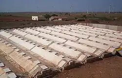 El condensador en Satapar en la India se compone de once crestas. Las crestas son trapezoidales en sección (top 50&nbsp;cm, base 200&nbsp;cm, dos lados inclinados 30&nbsp;grados respecto a la horizontal, altura 100&nbsp;cm) y cada uno es de 20&nbsp;m de largo. Las crestas están construidos sobre terreno de suave pendiente. Todas las crestas drenan en una tubería común en la parte inferior y que conduce a un almacenamiento bajo tierra. El agua para uso debe ser retirada mediante una bomba de mano. El sistema fue encargado a principios de abril de 2007. El coste total de la instalación ha sido Rs&nbsp;117&nbsp;000.