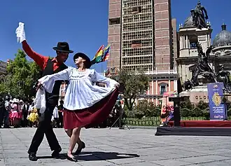 Pareja bailando cueca