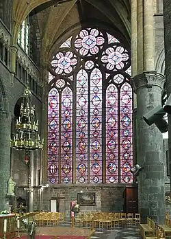 Interior del transepto de la iglesia de Notre-Dame de Dinant.
