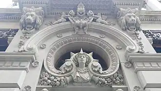 Detalle de la entrada principal.