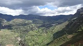 Parte del distrito de Huacachi dividido por la quebrada San Jeronimo, visto desde el norte en el lado noreste del cerro Misionjirca.