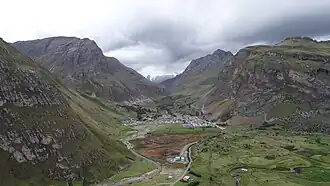 Distrito de Queropalca y su núcleo urbano visto desde el mirador.