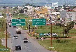 Tramo concomitante con BR-050, cerca de Valparaíso de Goiás, en el límite entre el Distrito Federal y Goiás.